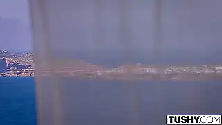 Мужик запихивает толстый член в тугую задницу студентки