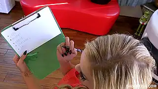 Дочка приставала к соседу, чтобы заставить отца ревновать