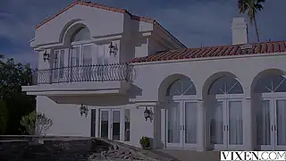 Молодая модель сосет боссу-дизайнеру за премию на работе