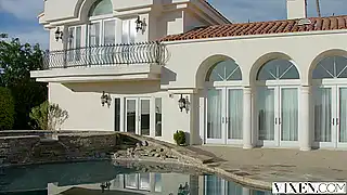 Красивый секс-ЖМЖ Джони Синс зажигает с молодыми лесби