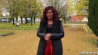 Кудрявая зрелая негритянка в очках соблазнена и оттрахана мачо
