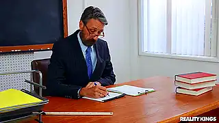 Похабница с брекетами молодая соблазнила зрелого препода после пары