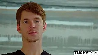 Тугая попка американки желает большой красивый член внутрь