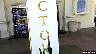 Сперма в рот как финал удачного свидания для молодой блондинки