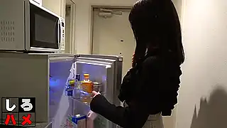 Узкоглазая азиатка с маленькими сиськами позвала ебыря потрахаться