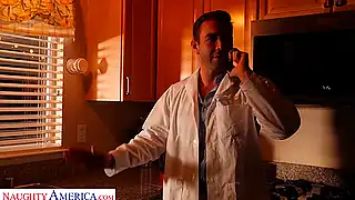 Студентка с доктором после осмотра начала трахаться в бритую пиздëнку и кончать