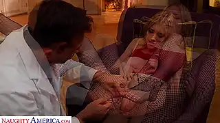 Студентка с доктором после осмотра начала трахаться в бритую пиздëнку и кончать