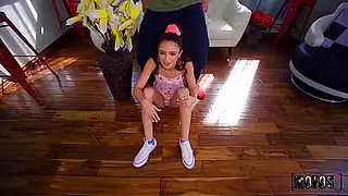 Сучка с классной жопой хочет хуй большой в пизду