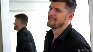 Проснулся, поцеловал супругу и хочет жену в попку трахнуть большим хуйцом