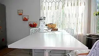 Голая красавица в соло надрачивает бритую письку на кухне