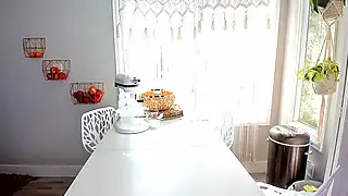 Голая красавица в соло надрачивает бритую письку на кухне