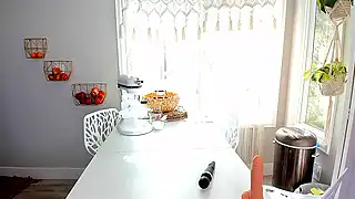 Голая красавица в соло надрачивает бритую письку на кухне