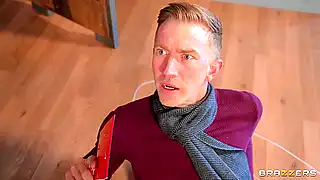Круглая попа поглощает здоровый хуй высокого ебаки