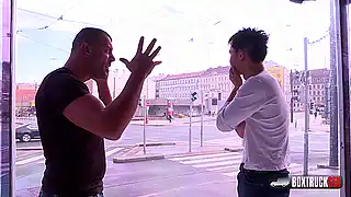 Рыжая сучка готова на групповуху в прозрачном вагоне