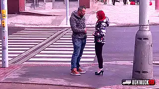 Рыжая сучка готова на групповуху в прозрачном вагоне