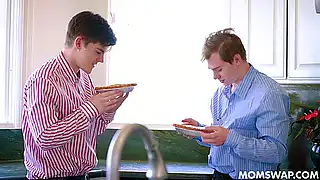 Молодые парни замутили обмен мамками и инцест трах