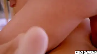Две лесби пошлячки делят крутой член нового ебаря