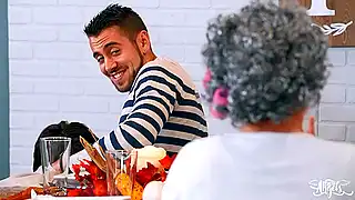 Лижет трансу идеальную жопу перед еблей