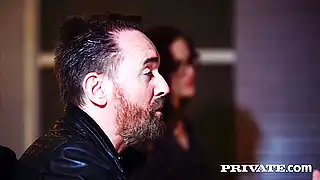 Сексапильная певица потрахалась на диване с продюсером