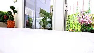 Красивый кастинг с пышной крошкой на члене